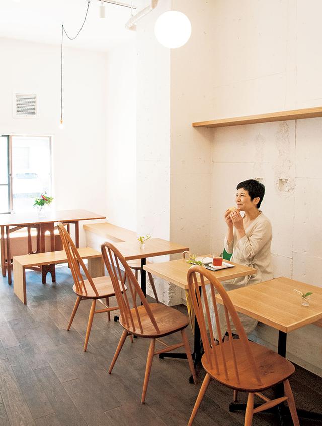画像: 『私の愛するお店』のカバー写真の別カット。カバーでは、ハートが飛んでいます