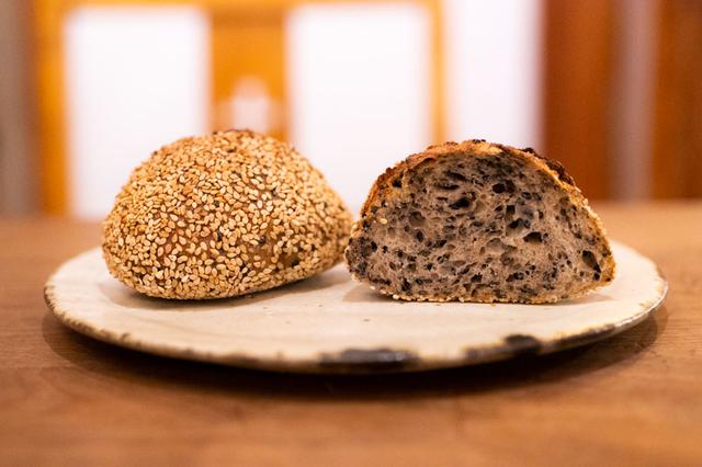 画像: 自家製のレーズン酵母とルヴァン種で焼き上げた「ごまパン」も、サンドイッチに選べます。内側に黒ゴマがたっぷり、外側には白ゴマをこれまたたっぷりまぶした、ゴマの風味豊かなパン