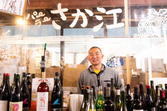 画像: 店主の原田浩次さん。「パーラー江古田」から歩いてすぐの所にオープンさせた、自然派ワインの角打ち兼販売所「パーラーさか江」にて、お話を聞きました