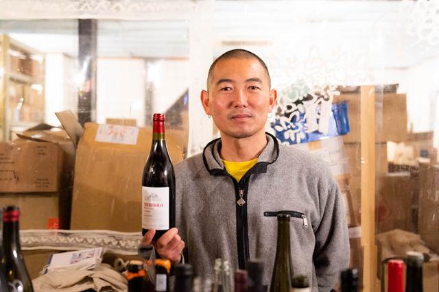画像: 店主の原田浩次さん。パンを買ったら「パーラーさか江」に立ち寄って、おすすめのワインを教えてもらうのもいいですね