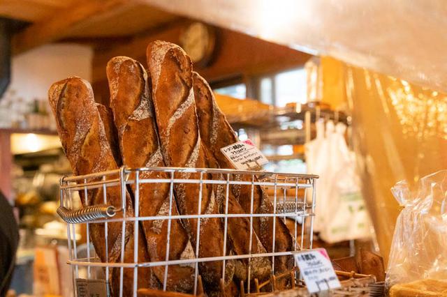 画像: 皮はパリッ、中はもっちりの「レーズン酵母のフランスパン」。すっきりしつつも、小麦の甘さがたっています