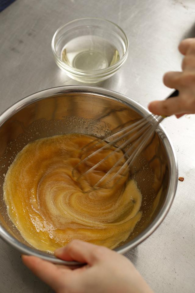 画像: 3回ほどに分けて加え、しっかり混ぜて乳化させる