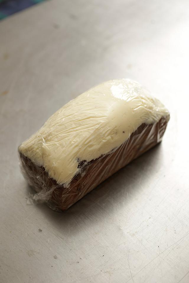 画像: ラップで包んで形を安定させる