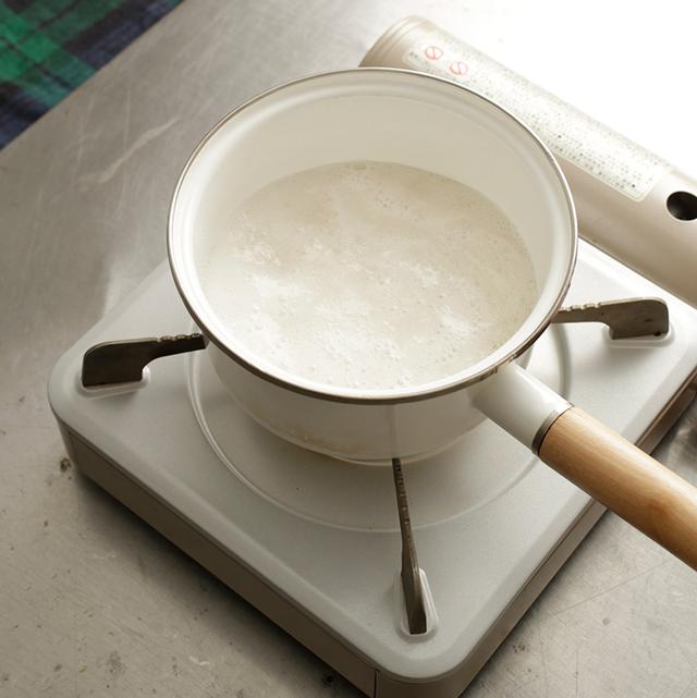 画像: 泡立て器で混ぜて粉寒天を溶かしてから火にかける。煮るときはゴムべらで混ぜながら煮て