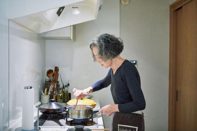 画像: 夕食時にすべての料理がタイミングよく仕上がるよう、煮ものなど、先につくれるものはつくっておく