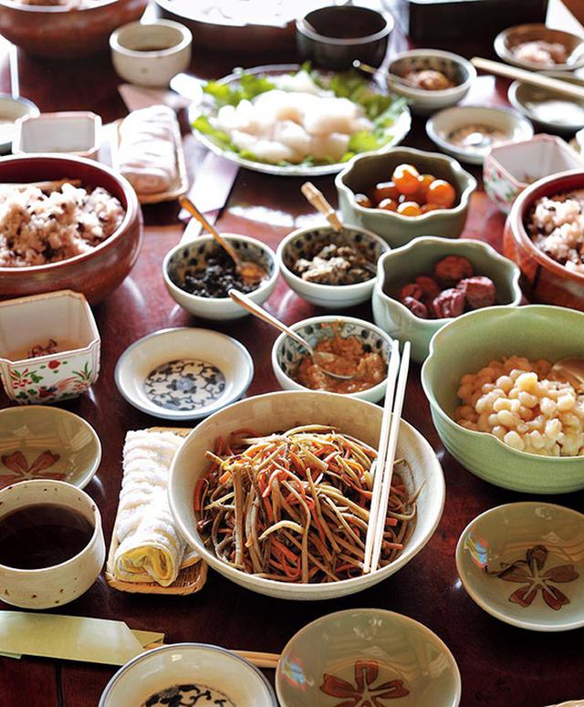 画像: テーブルに並べられたごちそう。おかずから調味料にいたるまで、すべてが杉田家の手づくり。食材に使っている野菜も、杉田さんの畑でとれたものがほとんど