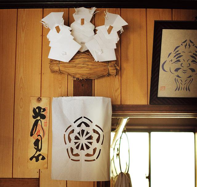 画像: 台所に飾ってある“台所の神さま”。毎年お正月に房子さんのご主人がつくり祭っている