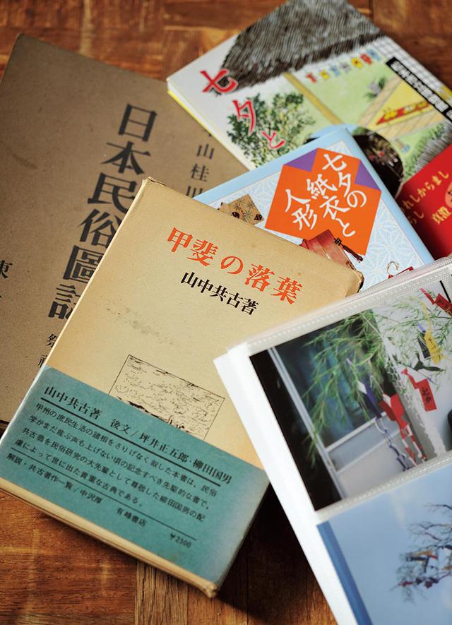 画像: 研究熱心な信清さんが集めている山梨の七夕の資料。手前は信清さんが撮った七夕飾りの写真