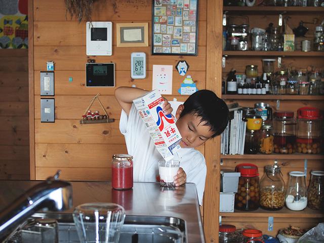 画像: 汗だくで下校してきた息子は冷蔵庫へ直行。まずは冷たいすもも牛乳でクールダウン。おつかれさま