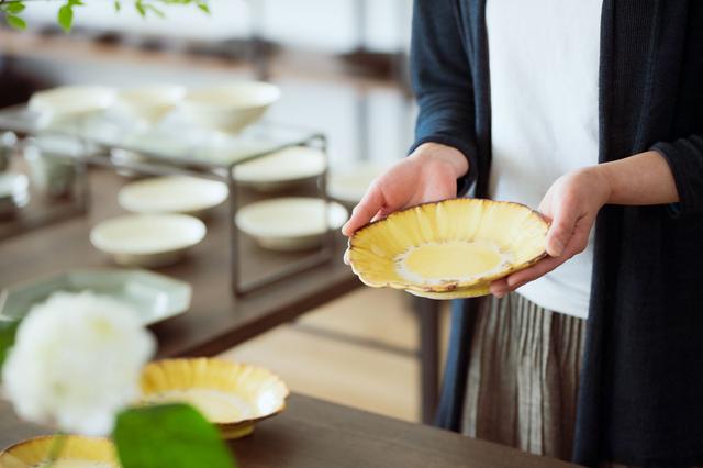 画像: それぞれの器を、とても詳しく丁寧に説明してくださる夫妻。器や作家さんにたいする想いがひしひしと伝わってきました