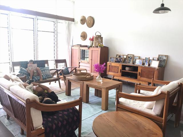 画像: 自宅のインテリアは、新居の大家さんにお借りしたものと中古家具を中心に。すべて長年大切に使われ続けてきたもの