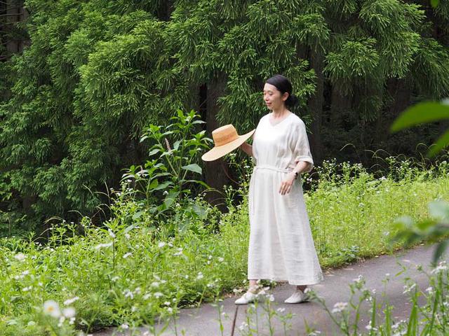 画像: 夏のお気に入りの麦わら帽子とさわやかなクリームのリネンワンピース。靴も白で合わせています