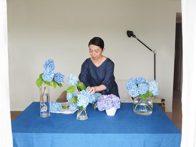 画像: 紫陽花の季節は、いつも家にたくさんいけて楽しみます。ネイビーのワンピースは、リネン独特の光沢感があり、おしゃれな雰囲気が一枚で完成