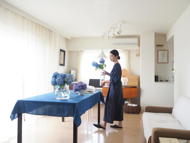 画像: テーブルクロスはいつもの白からとっておきの藍染に。家で過ごすリラックスタイム