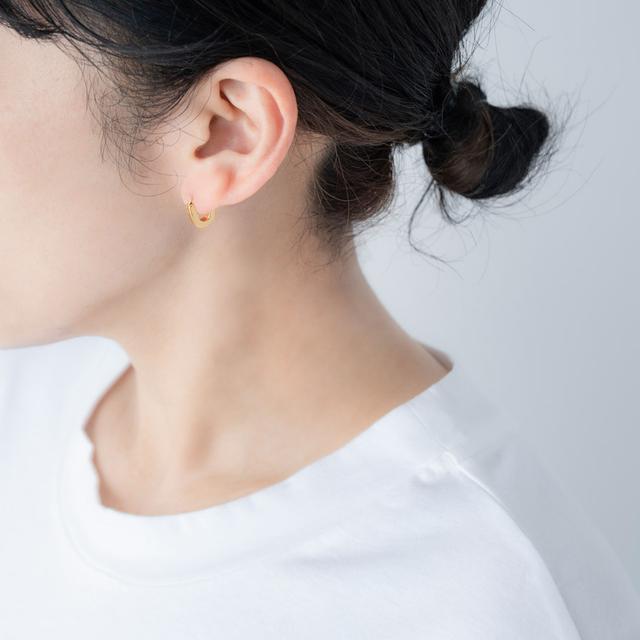 画像: Tシャツ 11,000円/プレインピープル青山 Uラインピアス 4,500円/ラピエサージュ(ナンバー吉祥寺店)