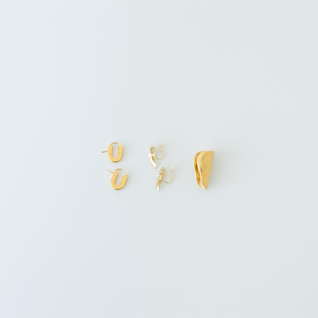 画像: 左)Uラインピアス 4,500円/ラピエサージュ(ナンバー吉祥寺店) 中)ストリップイヤリング 3,800円/ラピエサージュ(ナンバー吉祥寺店) 右)ワイドプレートイヤーカフ 3,000円/ラピエサージュ(ナンバー吉祥寺店)