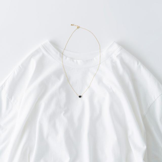 画像: Tシャツ 11,000円/プレインピープル青山 スクエアストーンネックレス 4,800円/ラピエサージュ(ナンバー吉祥寺店)