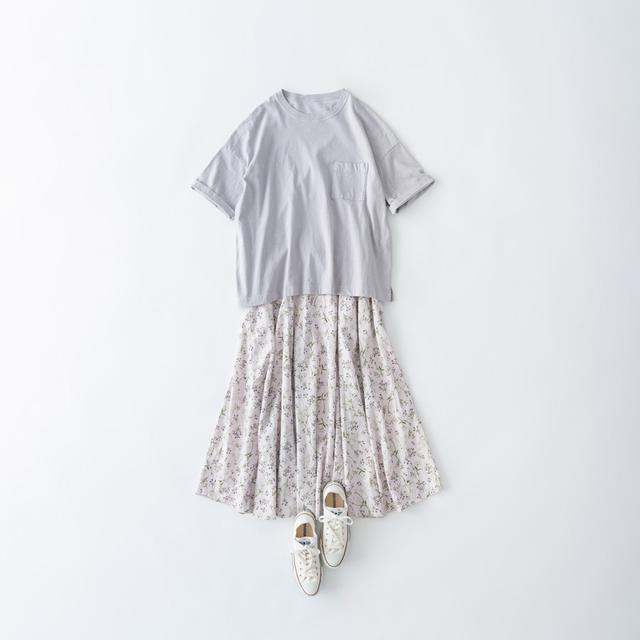 画像: ポケットTシャツ 10,450円/ネストローブ 表参道店 フラワープリントスカート 31,900円/ そのほか、スタイリスト私物