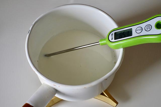 画像: 牛乳とコンデンスミルクは80℃くらいまで温める