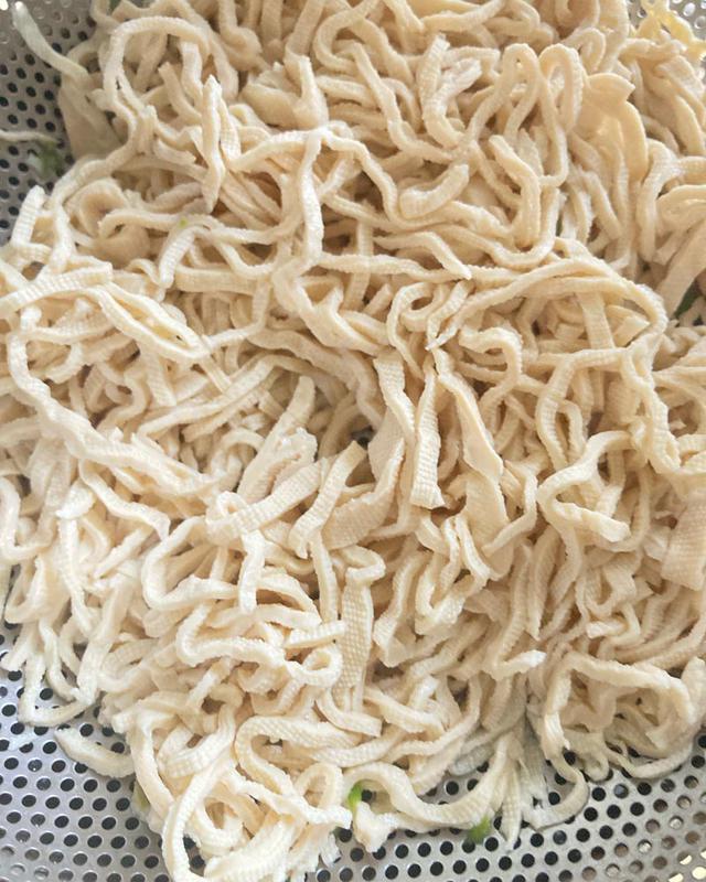 画像1: 冷たい麺料理で食べるのがおすすめの「干し豆腐」
