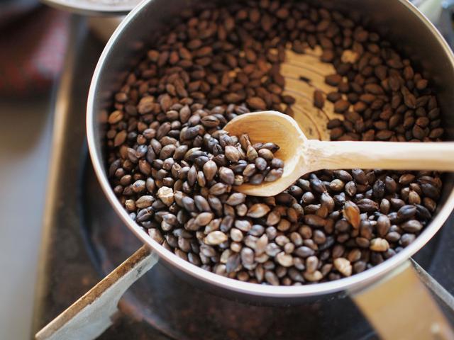 画像: 麦茶づくりの実験。お手製の竹のスプーンも使って