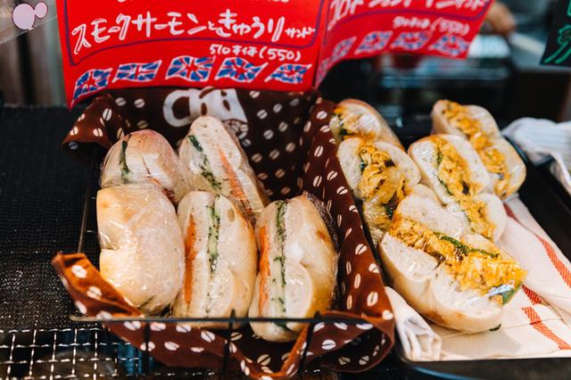 画像: 取材に訪れた6月は、「旅するベーグル&焼き菓子 イギリス編」と題したフェアが。イギリスの伝統料理、コローネーションチキンや、スモークサーモンを使ったベーグルサンドが並びました