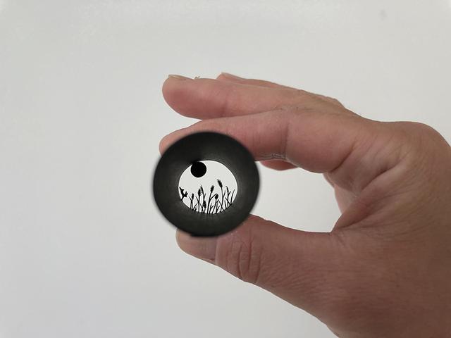 画像: こちらもみづえさんの筒状の切り絵。なつかしい日本の風景を思わせる風景です