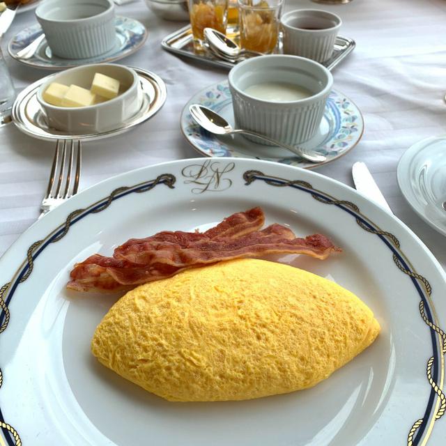 画像: ホテルの朝食。ホテルのオムレツって特別な感じがして大好き。ケチャップでハートを描いていただきました♡