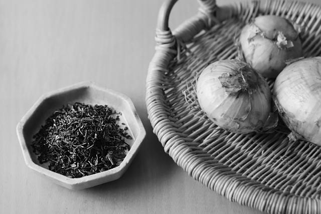 画像: 「猫楠舎」で収穫した玉ねぎとお茶。「猫楠舎」では自然体験のワークショップも
