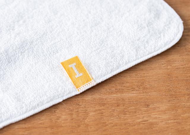 画像: タオル裏面についてる「IKEUCHI ORGANIC」の黄色いブランドタグ。このタグも、オーガニックコットンでできている