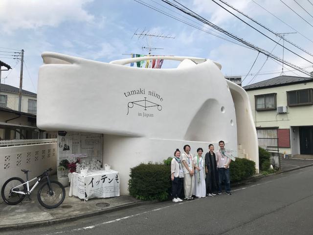 画像: 小田急の線路沿いにある白い建物。鶴川駅から徒歩5分ほど。代表でデザイナーの玉木新雌さん(右から2番目)とスタッフの皆さん