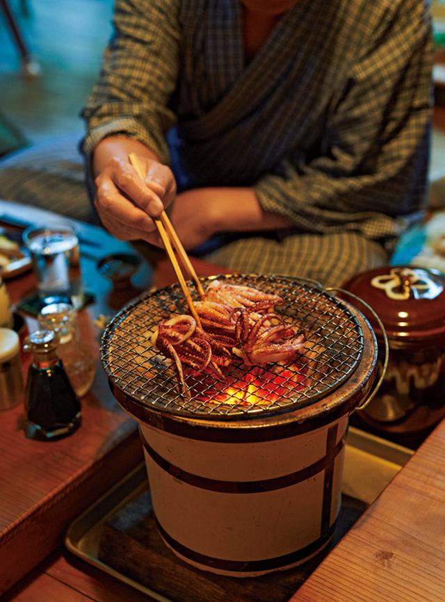 画像: 画家・牧野伊三夫さんの日常 七輪が中心の、ぼくの台所