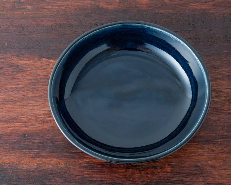 画像: 今回のプレゼント「瑠璃釉楕円皿」。瑠璃の釉薬が美しく、温かみのある風合い