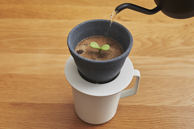 画像: お湯がかかると芽が“ぷるぷるっ”とふるえる、その姿も愛らしい