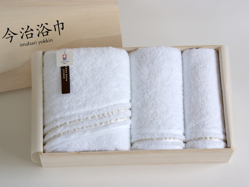 画像: 高級感あふれる木箱入り。シャワータオル(73×140cm)、ハンドタオル(45×90cm)、ウォッシュタオル(34×34cm)の3枚が詰め合わせに