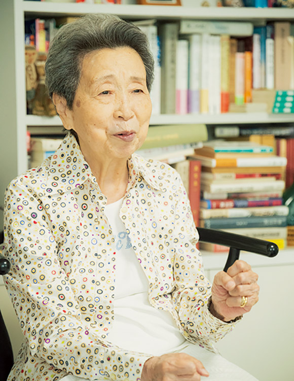 画像: 戦争の役に立つために、学校では授業の代わりに馬糞集め