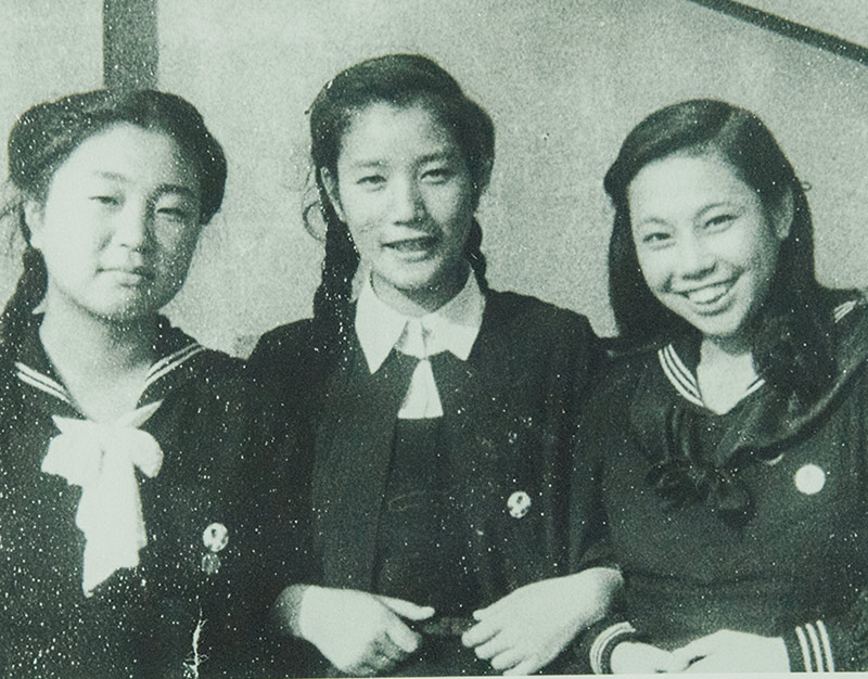 画像: 戦後、東京に戻り都立向丘高等学校に通っていたころの写真。左端が17歳の澤地さん。「まだ敗戦による挫折を抱えていて心が閉じていた時期です」