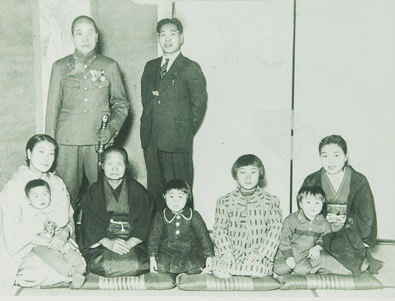画像: 1940年、北朝鮮にいた軍人の叔父とその家族、祖母、両親や兄弟たちと。右から3人目が澤地さん。叔父の一家は戦後間もなく自決した
