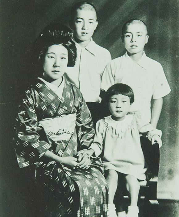 画像: 1934年ごろ、先に満州に渡った父へ送るために撮った写真。前列右が澤地さん、左が母親。「後列の2人は隣家に住んでいたお兄さんたちです」