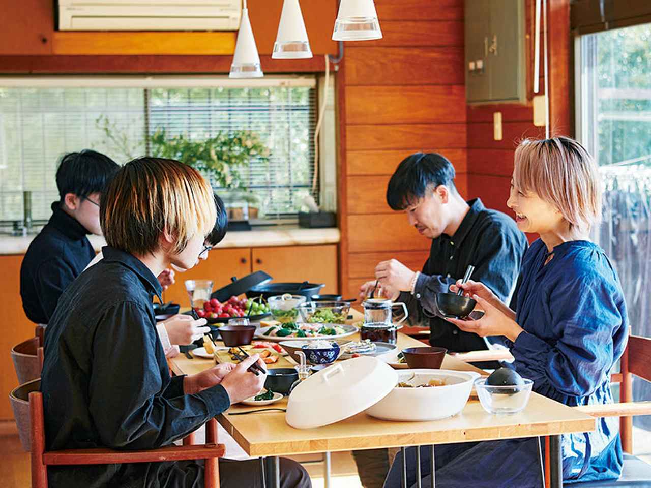 家族5人、全員がそろう「朝の時間」に幸せを感じて／岩野久美子さんの“朝の過ごし方” - 天然生活web