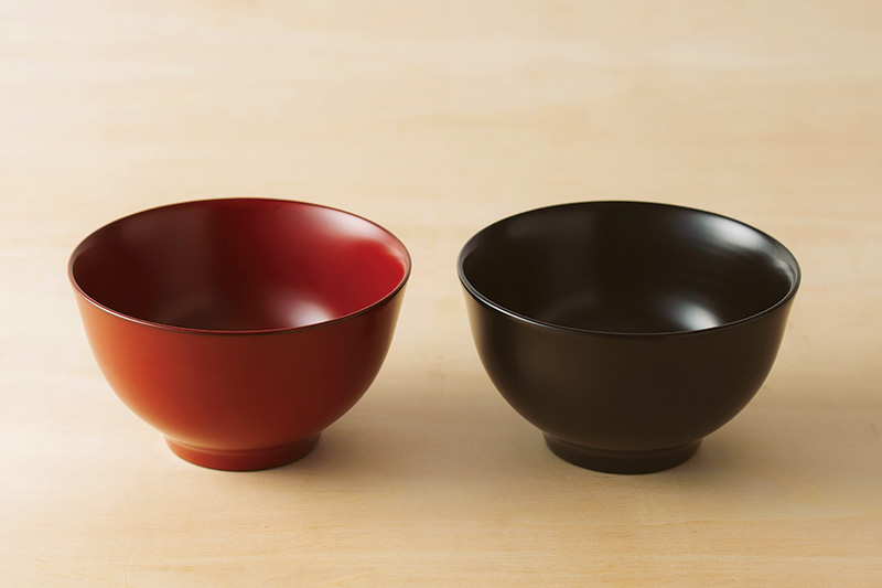 画像: 左から)本朱・黒 サイズ:直径13×高さ7.4cm 容量:約460mL 質量:約130~140g