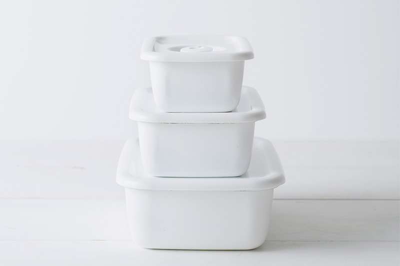 画像: 左・ライトグリーン)サイズ:約直径5.5×高さ7cm 質量:約85g、中・黄色)サイズ:約直径4.8×高さ10cm 質量:約92g、右・オレンジ)サイズ:約直径4.5×高さ9.5cm(持ち手含まず) 質量:約82g