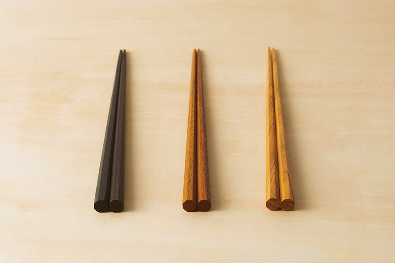 画像: 左から)黒檀・鉄木・山桜 サイズ:約幅0.8×高さ0.8×長さ22.5cm