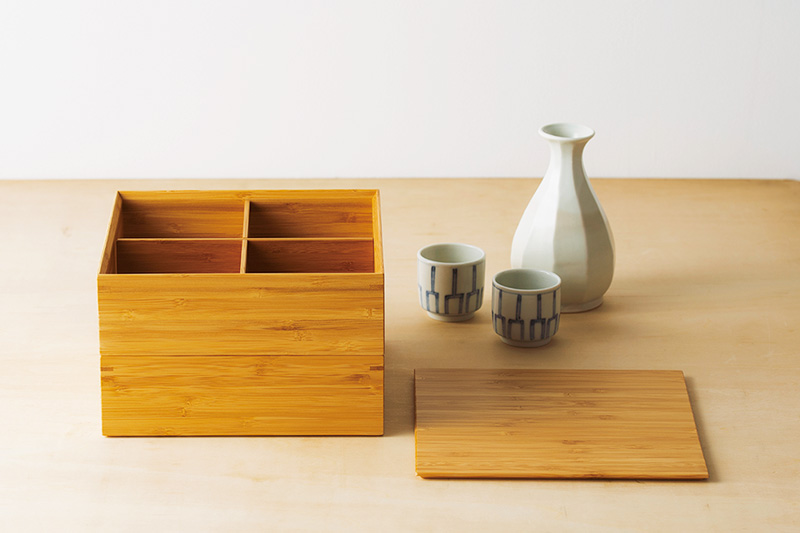 画像: 二段重箱)サイズ:約幅19.5×奥行き19.5×高さ12.5cm 質量:約735g、十字仕切り)1枚のサイズ:約幅18×高さ4.5×厚さ0.3cm 質量:約50g