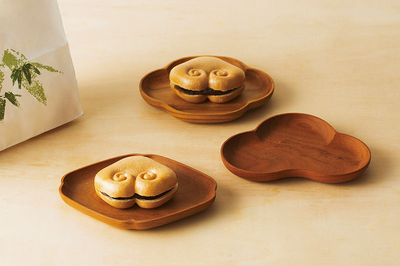 画像: 左から(隅入菱)サイズ:幅12.7×奥行き9.3×高さ1.5cm 質量:約35g、(木瓜)サイズ:幅12×奥行き9.6×高さ1.5cm 質量:約35g、(松)サイズ:幅12.6×奥行き9×高さ1.5cm 質量:約30g