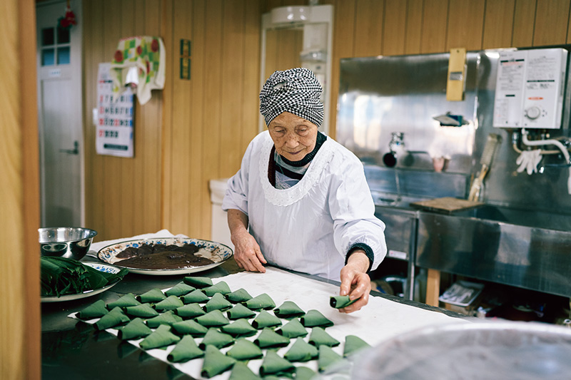 画像: 餅をつくるのは週2日、1日につくる量は400個