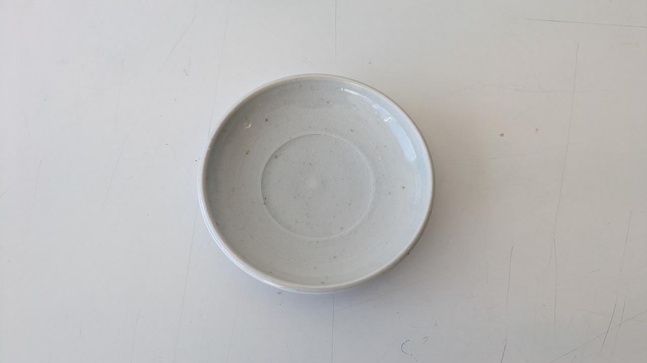 画像: 青味がかった白の地に、貫入が美しく入る「白 4寸皿」