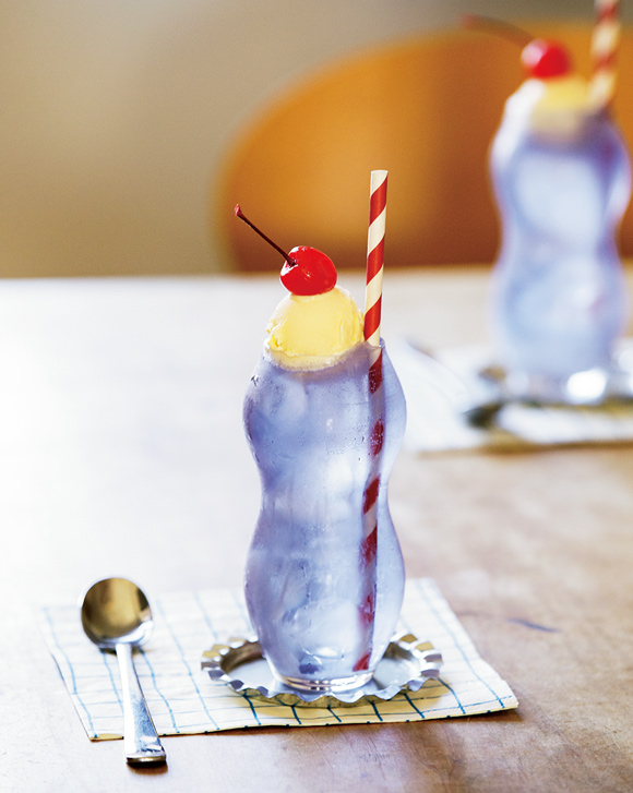 画像: 色のきれいなバタフライピーのお茶をソーダで割り、アイスクリームを添えて。仕上げに赤いチェリーをのせるのがお約束