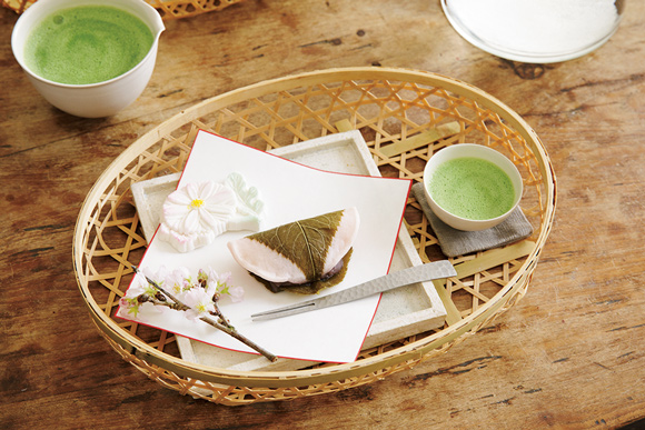 画像: 角皿に懐紙を重ね、桜餅と干菓子をのせて。抹茶にエスプレッソマシーンでホイップした牛乳を加えて「クリーム抹茶」に