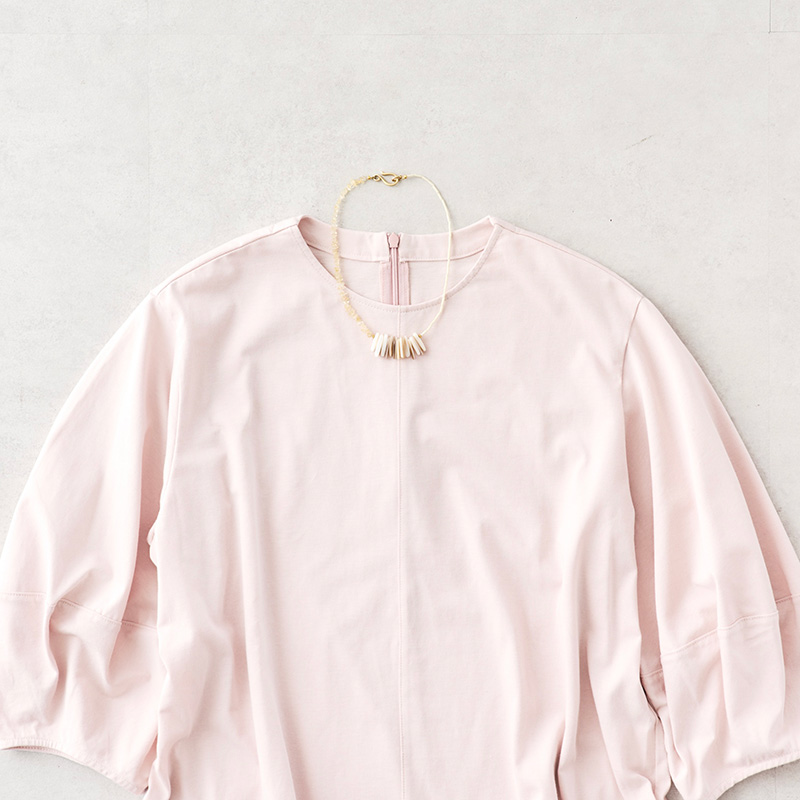 画像: ピンクのカットソー 16,500円/ロワズィール ネックレス 27,500円/スティーン(フラッパーズ)